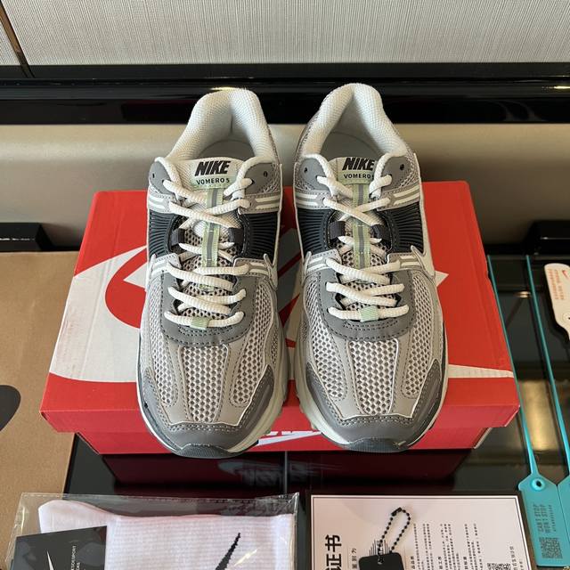 Nike Airzom Vomero 5舒适透气低帮跑步鞋情侣款银黑色。 全毒包装配纯棉袜子一副！ 码数:36-45码！