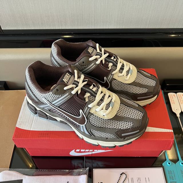 Nike Airzom Vomero 5舒适透气低帮跑步鞋情侣款焦糖灰色。 全毒包装配纯棉袜子一副！ 码数:36-45码！