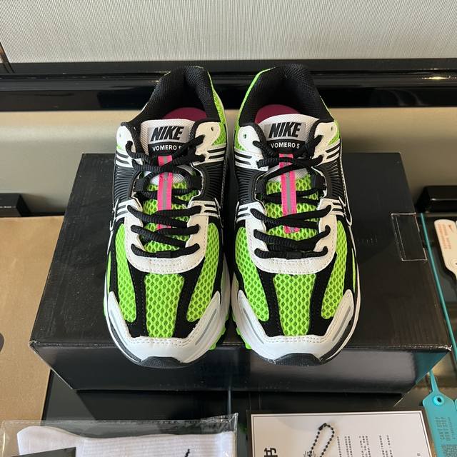 Nike Airzom Vomero 5舒适透气低帮跑步鞋情侣款白绿色。 全毒包装配纯棉袜子一副！ 码数:36-45码！