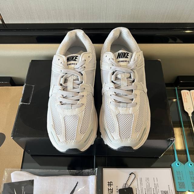 Nike Airzom Vomero 5舒适透气低帮跑步鞋情侣款白银灰色。 全毒包装配纯棉袜子一副！ 码数:36-45码！