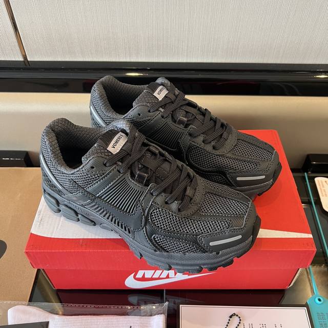 Nike Airzom Vomero 5舒适透气低帮跑步鞋情侣款黑色色。 全毒包装配纯棉袜子一副！ 码数:36-45码！