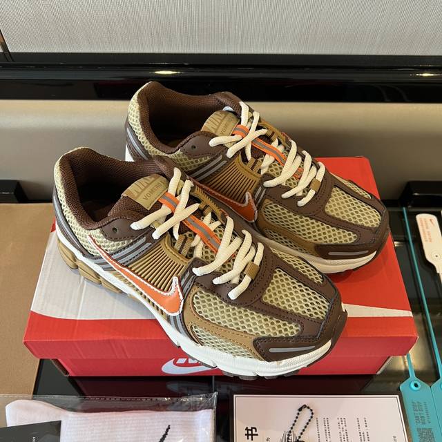 Nike Airzom Vomero 5舒适透气低帮跑步鞋情侣款棕色。 全毒包装配纯棉袜子一副！ 码数:36-45码！