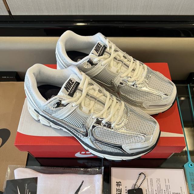 Nike Airzom Vomero 5舒适透气低帮跑步鞋情侣款银色。 全毒包装配纯棉袜子一副！ 码数:36-45码！