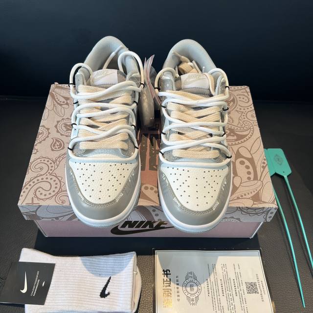 全毒真空包装：得物外箱 扫毒卡 毒扣 毒吊牌 手提袋 配送Nike高帮纯棉袜子一副。 Nike Dunk Low 极简工业风 雾霾灰做旧风 解构 灰黑定制。码数