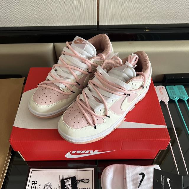 全毒真空包装：得物外箱 扫毒卡 毒扣 毒吊牌 手提袋 配送Nike高帮纯棉袜子一副。 Nike Dunk Low 白色巧克力 笑脸标签 解构风 低帮 板鞋 女款