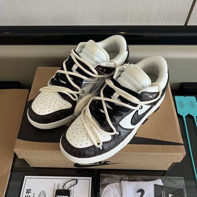 全毒真空包装：得物外箱 扫毒卡 毒扣 毒吊牌 手提袋 配送Nike高帮纯棉袜子一副。 Nike Dunk Low球鞋定制白棕码数:36-46码！