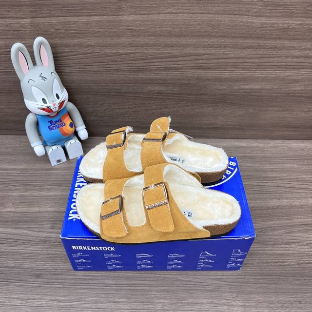 顶级版本Birkenstock Arizona 绒面革毛里复古软木底双带双扣凉鞋情侣款！ 包装:全套得物配件加毒盒包装！ 码数:35-46码 正码