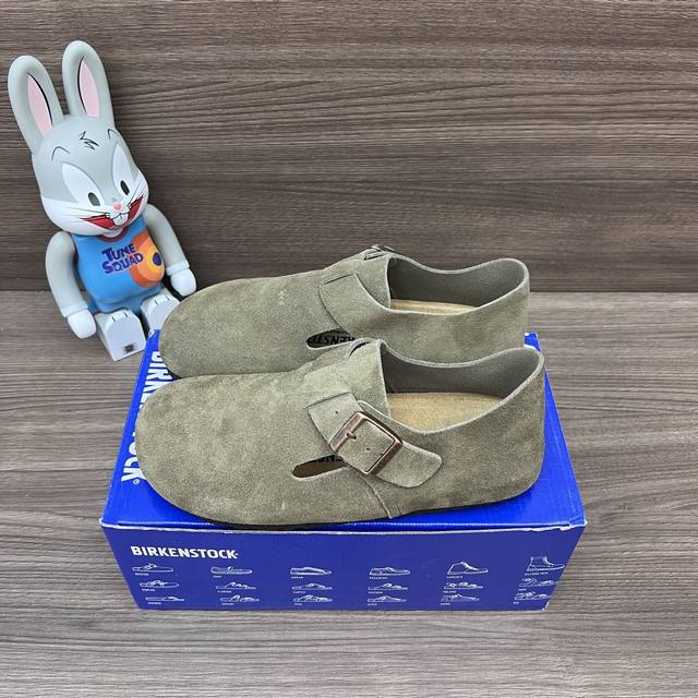 顶级版本Birkenstock 绒面 圆头搭扣 休闲单鞋情侣款！面料反绒皮 大底环保橡木合成大底。 包装:全套得物配件加毒盒包装！ 码数:35-46码 正码