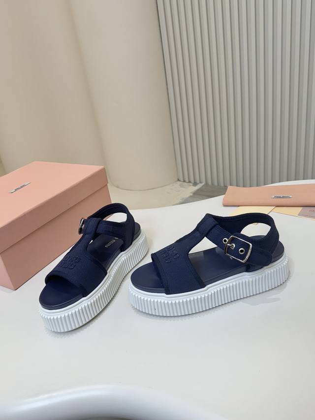 Miumiu 2025盛夏高定 梦境仙履 **原版高版本｜细节苛求到毫米的奢侈艺术** 这一季的Miumiu女士凉鞋，是写给足尖的情诗！原版进口面料如云朵般轻盈