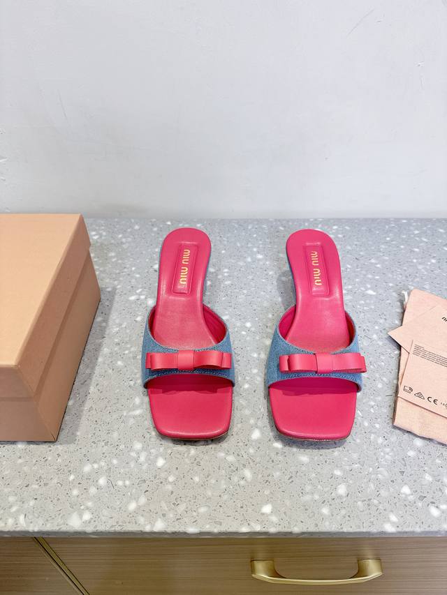 Miu Miu 缪缪 25Ss春夏新款 小猫跟 牛仔布 拖鞋 今年夏天为你们多准备几双必备拖鞋，老顾客都反应对这款需求很大！ 专门订制的一批为Miumiu后续新