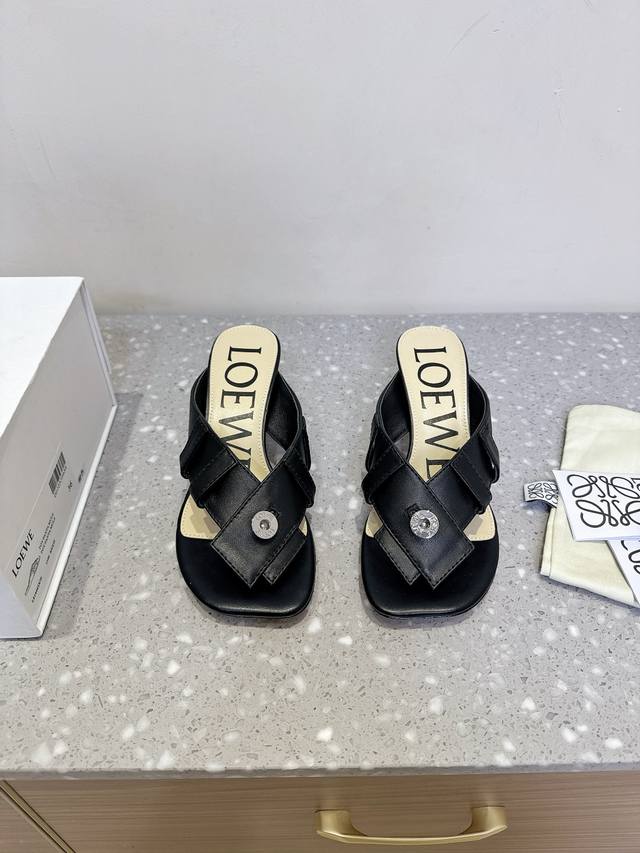高跟 Loewe 罗意威 25Ss春夏新款 纽扣 夹趾凉拖 新款纽扣夹趾凉鞋，简直将毫不费力的时髦发挥到了极致～ 像链接的纽扣设计，采用牛皮制作鞋面，舒适度肉眼