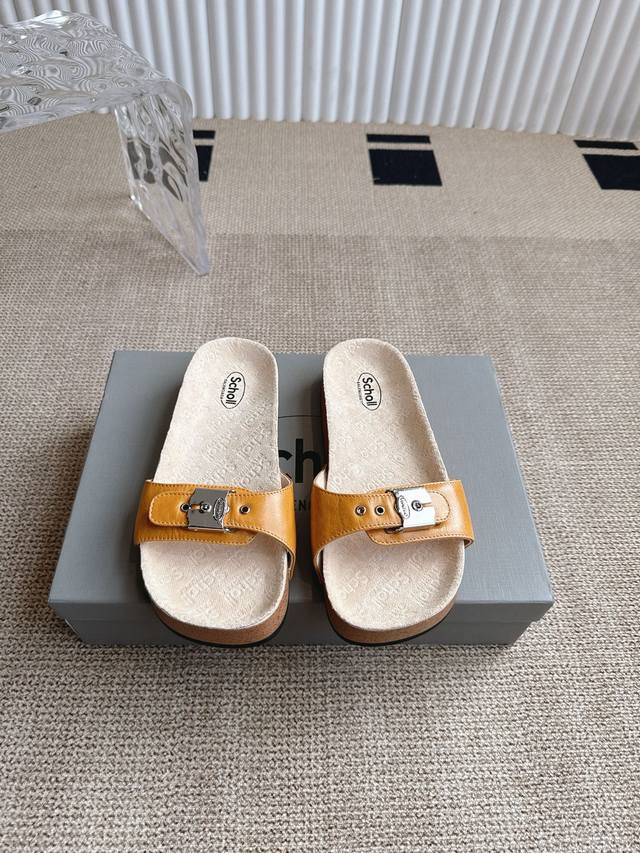 Balenciaga X Scholl 女士平底凉鞋 巴黎世家25夏季新品 X Scholl 女士平底凉鞋“搭扣上镌刻Scholl和 Balenciaga 标识