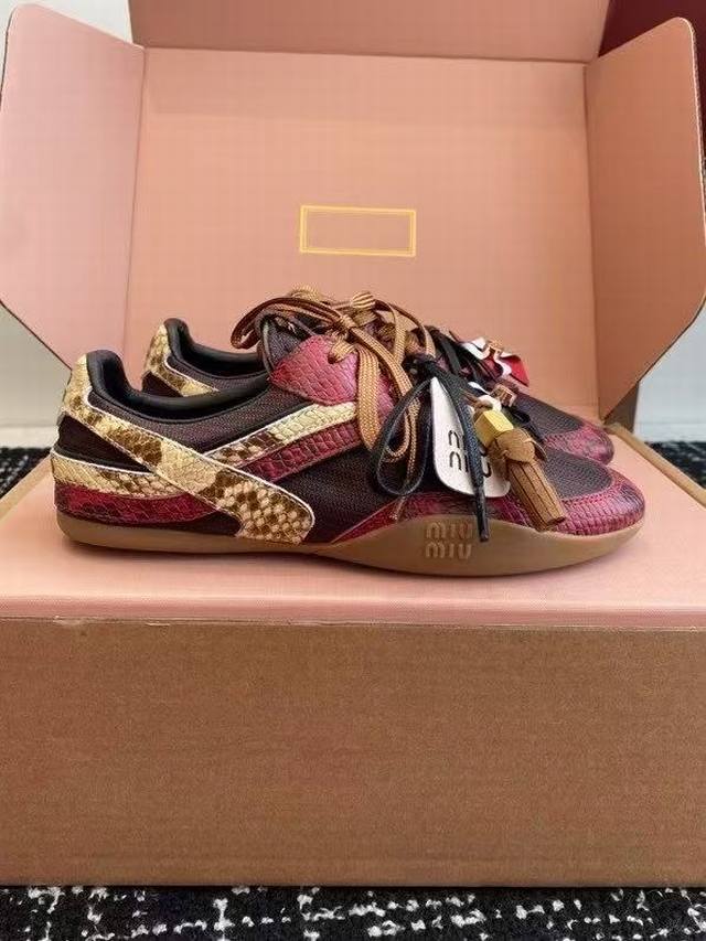 Miu Miu 25Ss 春夏新款走秀Miumiu 情侣款德训 休闲鞋 秀场工艺来自Miu Miu系列的细节特写 新季的潮流要素一 与此刻挚爱的概念，多元对撞，