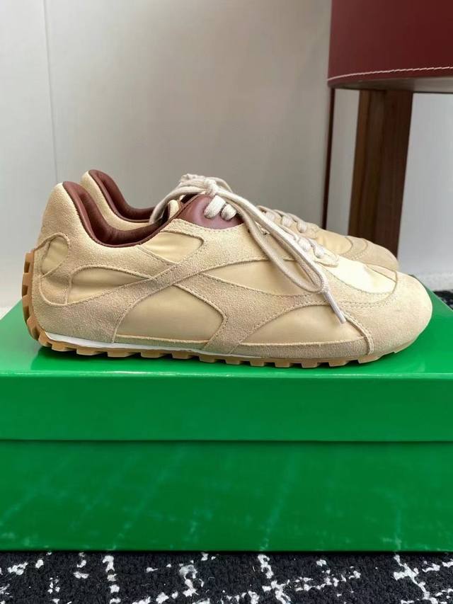 Bottega Veneta Bv葆蝶家 25Ss新款 阿甘鞋 德训运动鞋 Sneaker科技尼龙和绒面打造，灵感来自复古球鞋，全新演绎经典运动鞋，轻便、舒适、