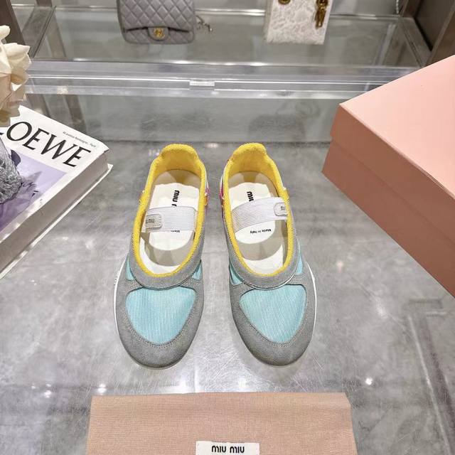 Miumiu25年最新走秀款，经典升级 舒适度与时髦度并存经典黑白款百搭软底软面设计♀透气性好，随便怎么穿都好看，设计搭配不同风格需求 鞋面：原版定制布+进口反