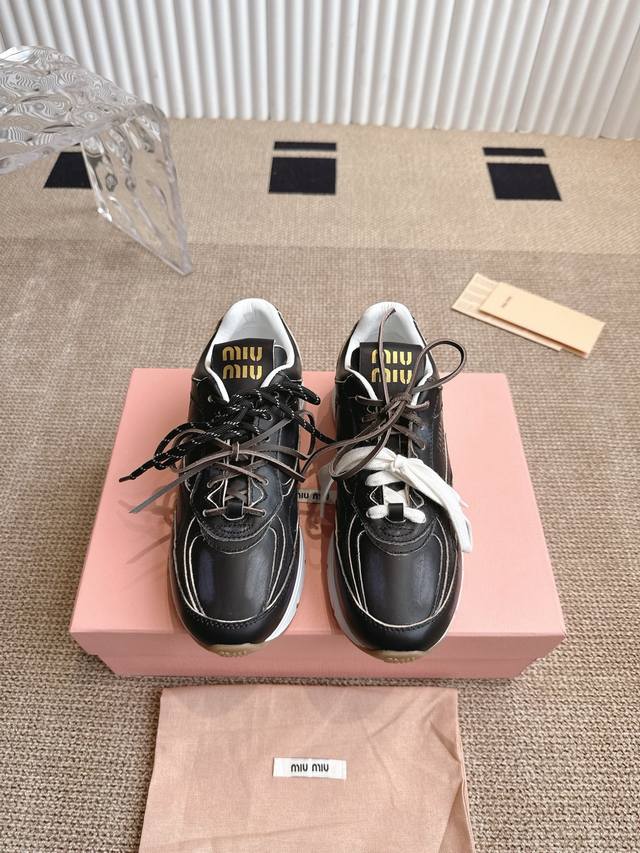 Miu Miu 缪缪 最新款复古风老爹鞋 运动鞋 颜值担当火爆款运动鞋 不得不入的一款 做旧肘尚，筒約高級随意搭配上脚非常舒 适，年度必入款 最新走秀款运动老爹