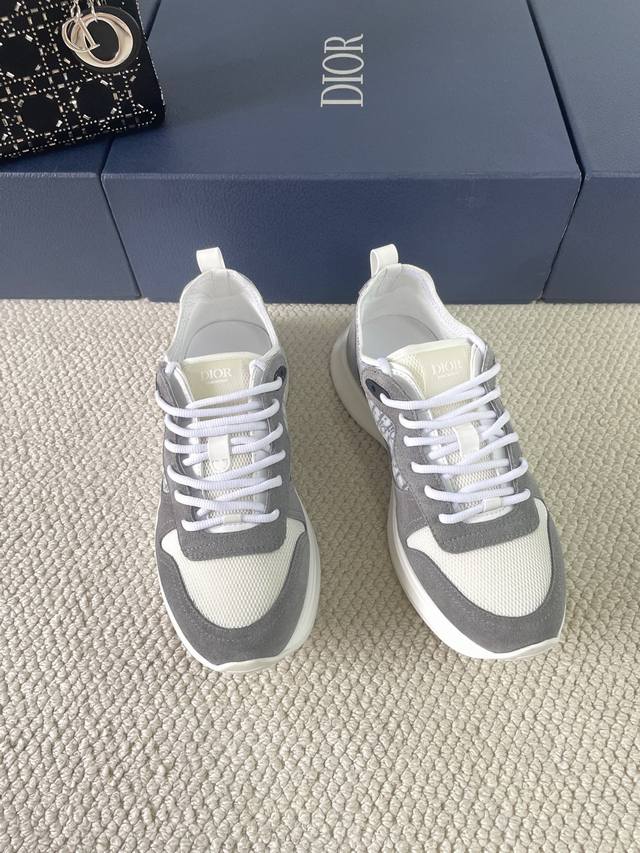 Dior 迪奥 B25 Runner 系列男士运动鞋 这款 B25 Runner 运动鞋拥有高雅的轮廓。白色款式时尚百搭，采用光滑牛皮革、网眼织物和帆布精心制作