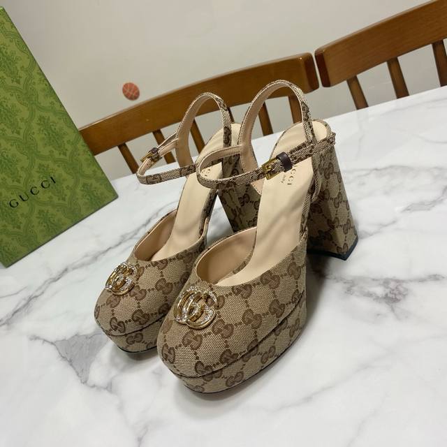 Gucci 古奇 春夏最新爆款 厚底 高跟 水台凉鞋，上脚优雅大方，简约时尚 鞋面牛皮 布，里垫为绵羊皮，真皮底 跟高：10.5Cm，水台高2.5Cm 码数：3