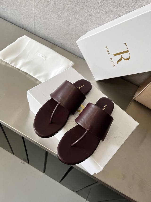 Therow2025最新爆款美貌和温柔并存软软夹脚高跟凉鞋来了 此款简约，舒适，时尚为灵感 基于极简美学原则，以简约的造型呼应夏日的清凉。中性风却极简。非常好穿