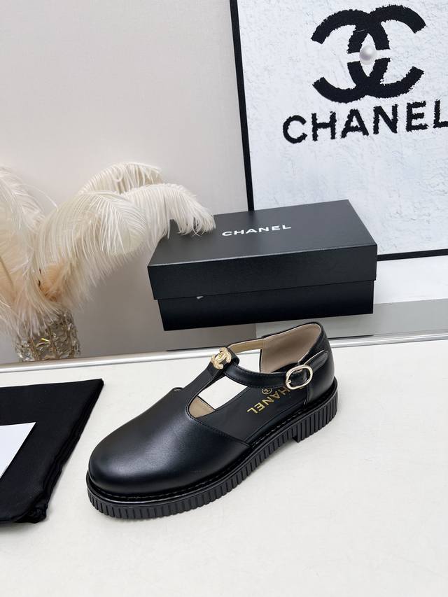 出厂价Pp Chanel 香奈儿最新大双C玛丽珍后空凉鞋 这款条带经典设计；不平凡的双C拥入了多种配色元素 多元化混搭非常好看百搭，上脚非常轻巧 舒适超级秀气优