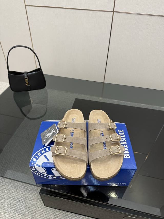 Birkenstock #勃肯 #勃肯拖鞋 经典款勃肯包头拖鞋，其构造鉴于人体工学设计，使脚床的构造完美的贴合脚的弧度，简单来说就是，上脚舒适，穿脱方便，潮而百