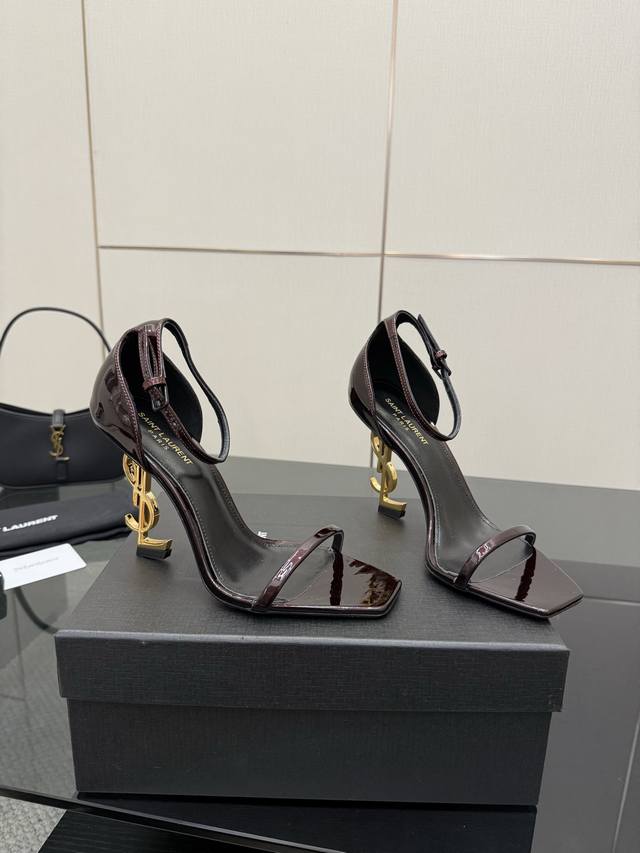顶级版本 Saint Laurent Ysl圣罗兰金属字母Logo高跟凉鞋 Ysl姐姐的美丽尤物高跟鞋 又是人间圣罗兰 Rose同款的小方头 高跟鞋化很好修饰脚