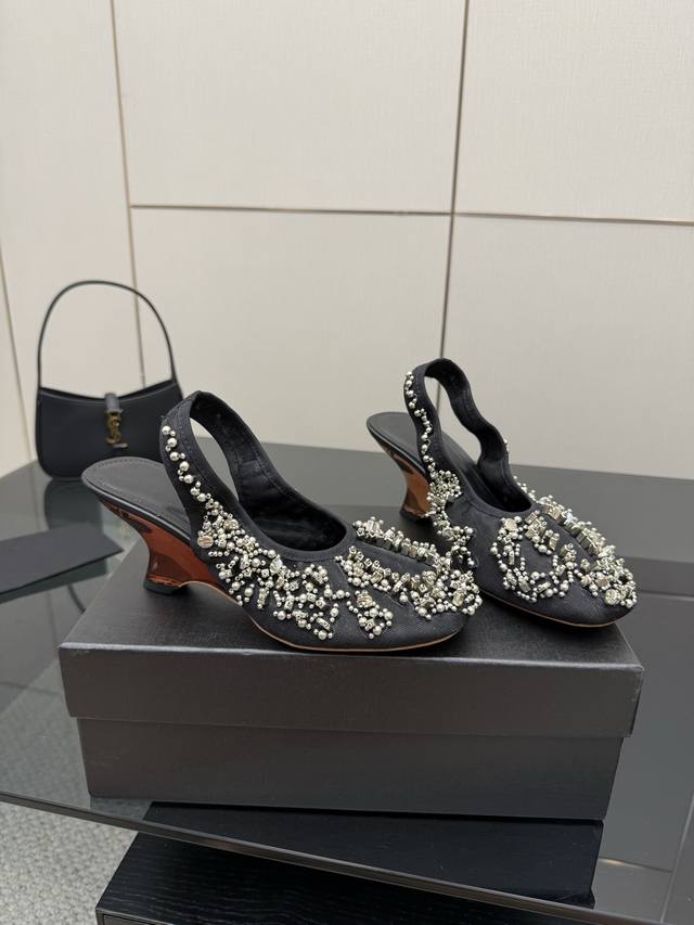 Dries Van Noten 25Ss 新款钉珠女鞋 每一双都美的像艺术品 上脚一定是非常瞩目的单品 仙女们可以冲 当代女性应该自己拥有的“水晶鞋” 鞋面：网