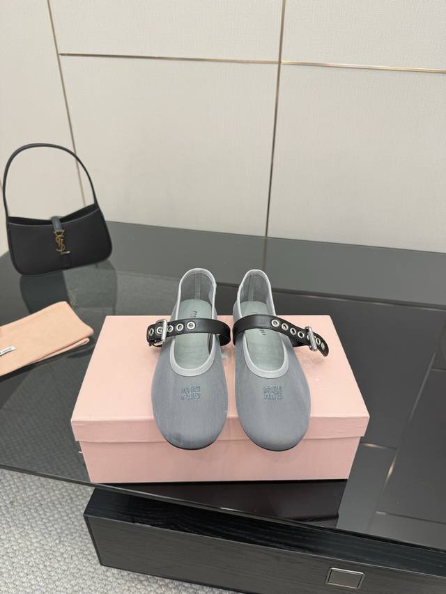Miu Miu 缪缪25S新品 网面玛丽珍鞋 这一季的春款真的太爱了！ 网面若隐若现 性感又不失甜美~