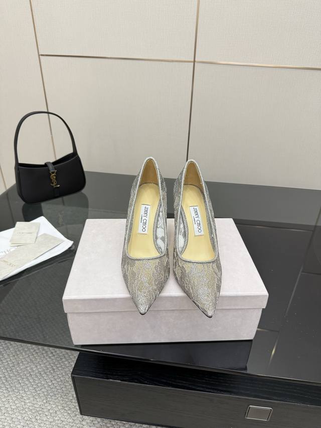 Jimmy Choo｜吉米周经典春夏爆款蕾丝高跟鞋 _______________________________ -超级仙的一款啊！美得让人窒息！蕾丝给人以一