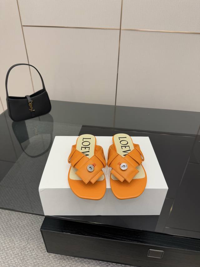 罗意威Loewe2025Ss夏季限定纽扣拖鞋，真的太好穿了！真的强烈推荐给各小仙女。 面料：采用优质头层牛皮 码数35-40 40定做不退不换 顶级版本