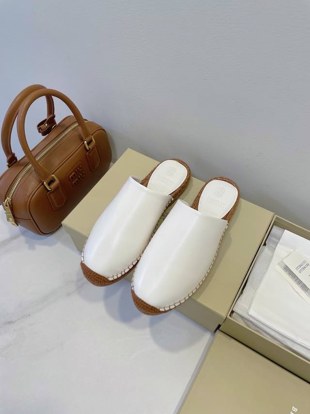 Brunello Cucinelli Bc 极简低调设计，得天独厚意大利传统手工艺，精细化裁剪，极其奢华！ Bc柔软羊皮渔夫鞋，气质百搭款，重回演绎休闲时尚品位