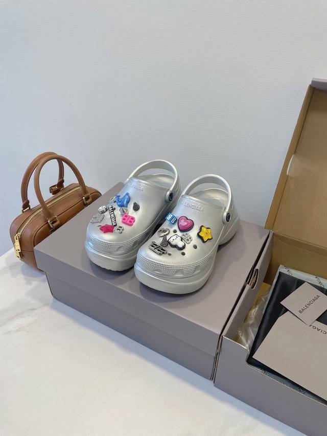 女款 ，男款 Crocs Balenciaga Jibbitz 巴黎世家小鲸鱼，天花板的洞洞鞋，奇奇怪怪的审美，又被巴黎世家联名可爱到了，点赞一啵 真香预警，颠