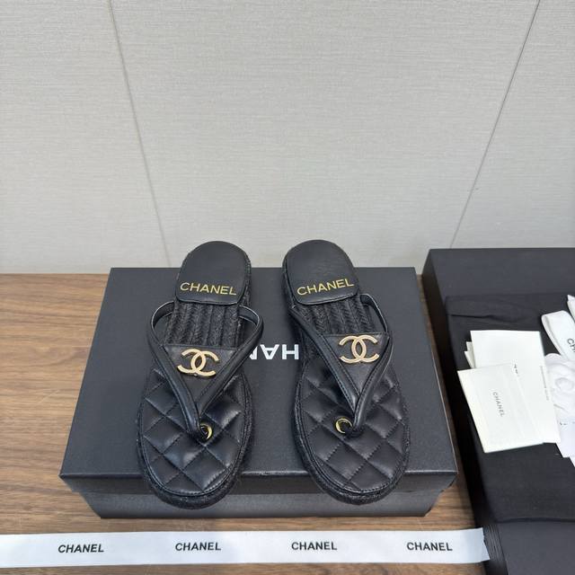 Chanel小香春夏新款夹脚凉拖鞋 小羊皮材质细腻柔软～鞋面双C“Logo”饰以点缀～精致又高级～时髦洋气～上脚太美了～不挑脚型真的很好看日常度假出行～轻松Ho