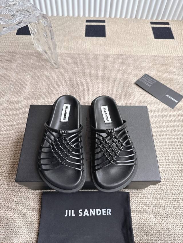 Jilsander 2025春夏新款编织拖鞋 设计亮点：极简编织绳结+镂空工艺，解锁慵懒高级感，搭配牛仔裤 连衣裙皆可，通勤约会随心切换 品质控必入！小众设计不