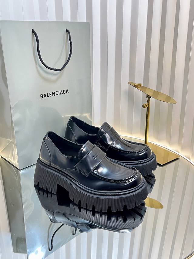 Balenciaga 巴黎世家 25 最新 乐福鞋 不愧是巴黎世家这一季的鞋子简直太帅了 简直A到爆！！酷酷的大头皮鞋让我想起90年代的复古感觉 鞋面是进口开边