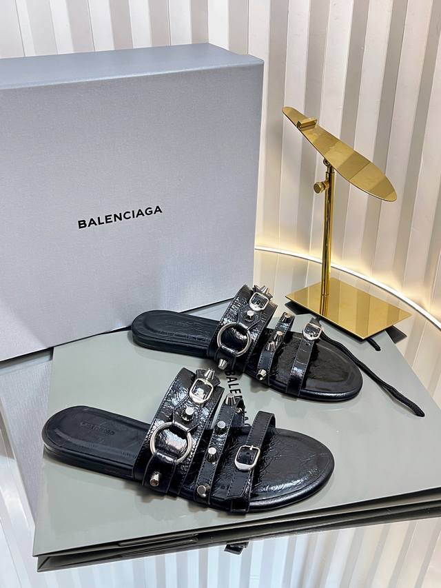 Balenciaga 巴黎世家 25 新款金属铆钉凉拖鞋系列 这双Cagole拖鞋鞋型是淑女拖鞋上面的铆钉又超级朋克街头简直太别致了 Ins爆款 原版购入开模，