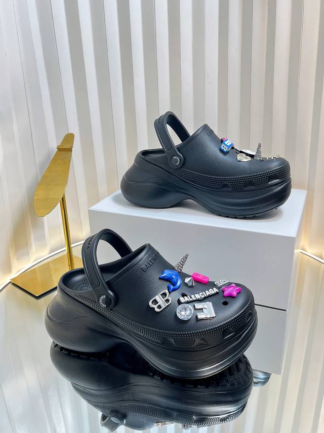 Balenciaga×Crocs 呆萌可爱款，巴黎世家夏季洞洞鞋，原鞋购入开发，11厘米厚底，鞋底银色金属装饰并凹印Bbbalenciaga品牌标识，圆钉镌刻B