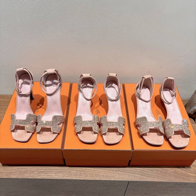 Hermes... A Eclair 2025新色+爆款系列 版型超正，有一定厚度增高显腿长！透体透气 舒适的小牛皮 春夏拼色兼具颜值舒适度的单品！ 渠道货源