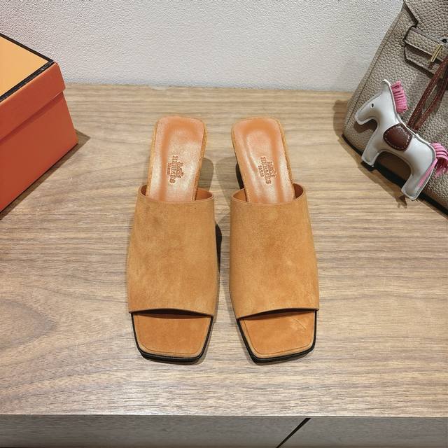 Hermes... A Eclair 2025新色+爆款系列 版型超正，有一定厚度增高显腿长！透体透气 舒适的小牛皮 春夏拼色兼具颜值舒适度的单品！ 渠道货源