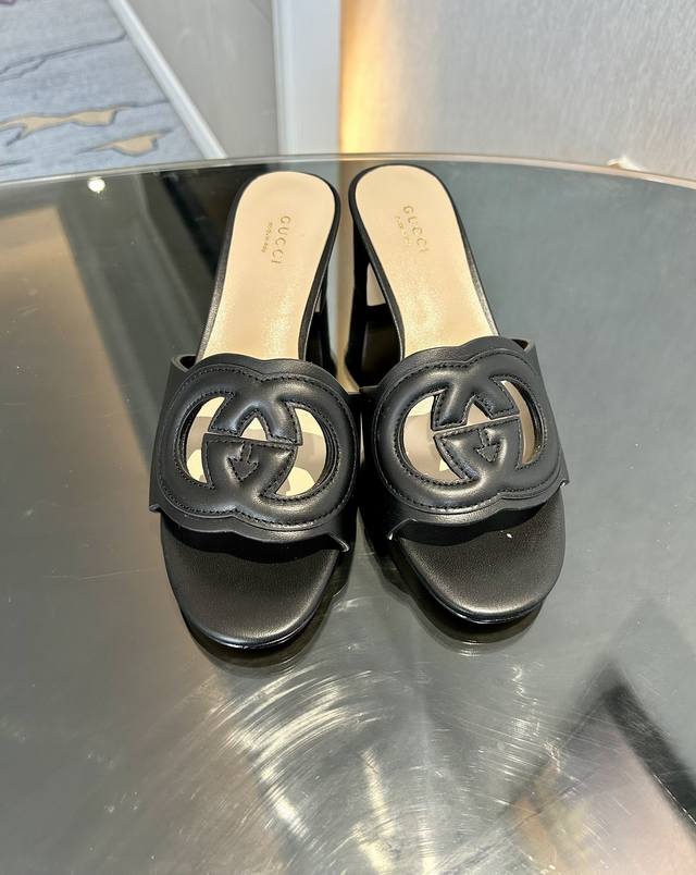 夏季新款Gucci 高版本拖鞋 双G镂空 镶边互扣式双G在这款中跟拖鞋上以大号镂空细节焕新呈现 跟高：5.5Cm 面料 ：进口羊皮，进口金属皮 内里垫脚：头层羊
