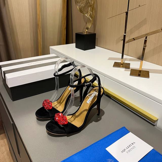 Aquazzura 菠萝｜ 222 Aquazzuea高跟搭配，时尚新潮，进口嘴唇钻扣属于女人的独特品味，优雅的代表，无论搭配裙子,Ol职场套装，晚装都吼得住，