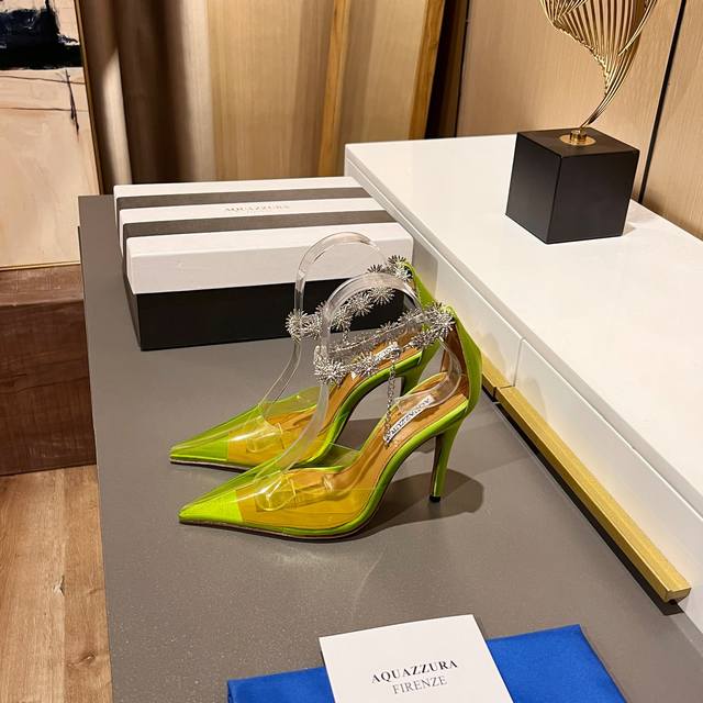 Aquazzura 这是一款有着波西米亚之韵的太阳花水钻凉鞋，女王搬的款式透露着高贵与神秘， 就像米拉丽莎女王搬高贵的灵魂，拥有独特魅力点燃整个现场，设计一流，