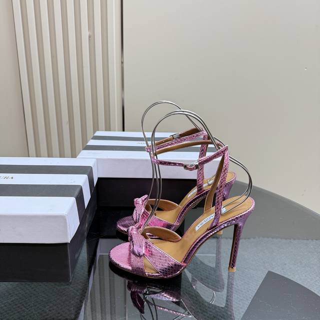 Aquazzura 代购品质！！ 原版开发2025新款蝴蝶结蛇皮高跟凉鞋，绝对是时尚圈的宝藏单品。蛇皮元素自带神秘野性，好似丛林中走出的精灵。而那俏皮的蝴蝶结，