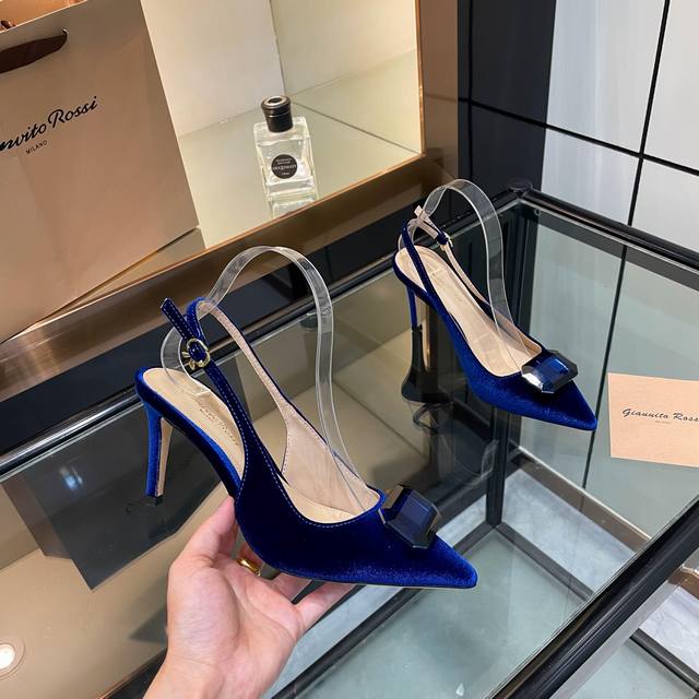 Gianvito Rossi 2025新款拖鞋 原版开发 顶级版本 代购品质 超美的大宝石高跟凉鞋。大颗宝石璀璨夺目，仿佛把星辰踩在脚下，瞬间成为人群焦点。高跟
