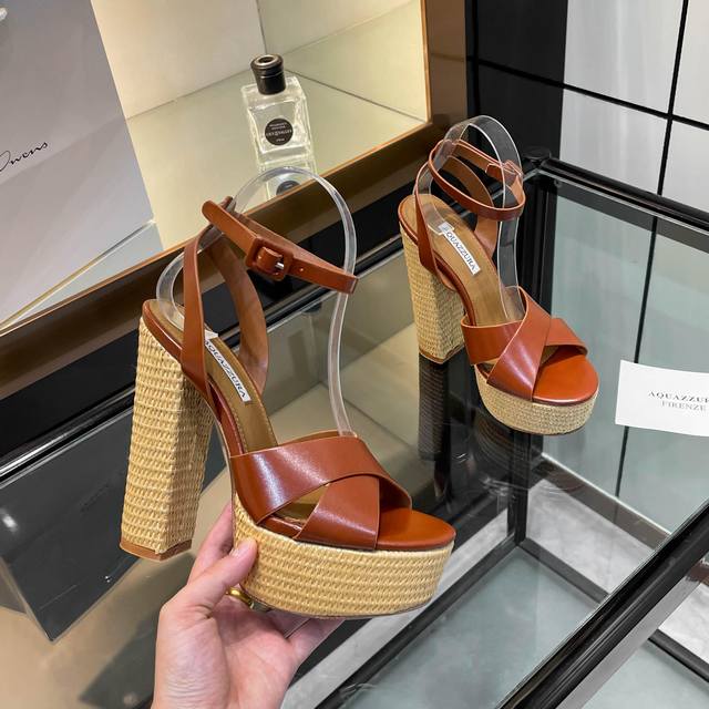 Aquazzura 2025新款凉鞋 顶级版本 代购品质 原版开模定制高跟防水台高跟交叉带凉鞋太绝啦。防水台设计让走路超稳，完全不累脚，交叉带一整个修饰脚型，显