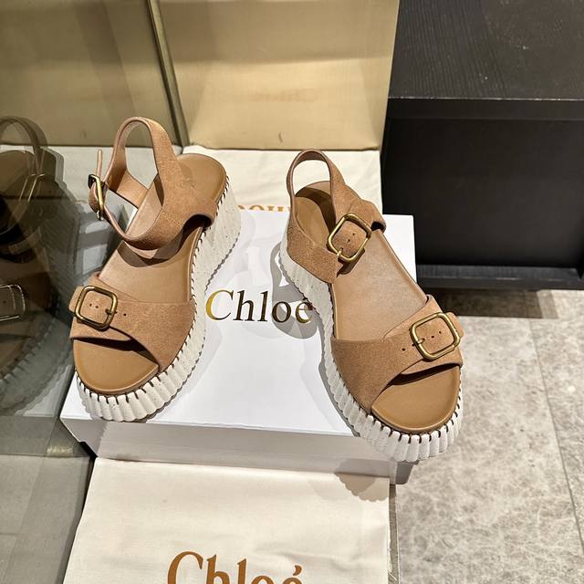 工厂P价P格 、独家首发，升级版凉鞋来了！ Chloe 克洛伊 最新的缝线凉鞋，原版私模高密度发泡鞋底 人工固特异手法穿线 配上后所有的位置刚刚好 所有的工艺与