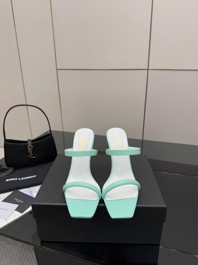Saint Laurent Ysl圣罗兰金属字母Logo高跟凉鞋 Ysl姐姐的美丽尤物高跟鞋 又是人间圣罗兰 Rose同款的小方头 高跟鞋化很好修饰脚型，奢华金