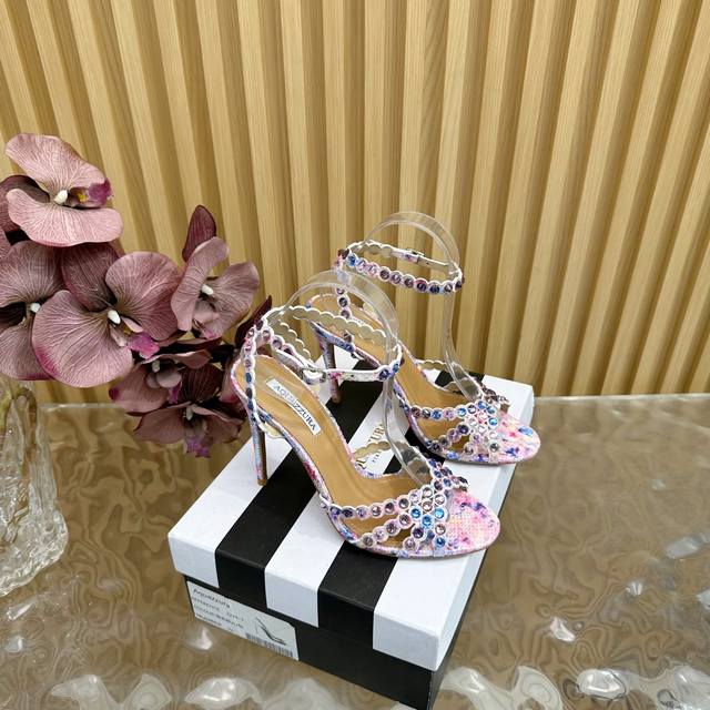 Aquazzura 2025 新款顶级版本 菠萝女士烫钻 高跟凉鞋原版1比1开模鞋跟！施华洛世奇水钻，闪耀光芒 进口羊皮搭配原版开模鞋跟，简单大方 .使鞋子更有