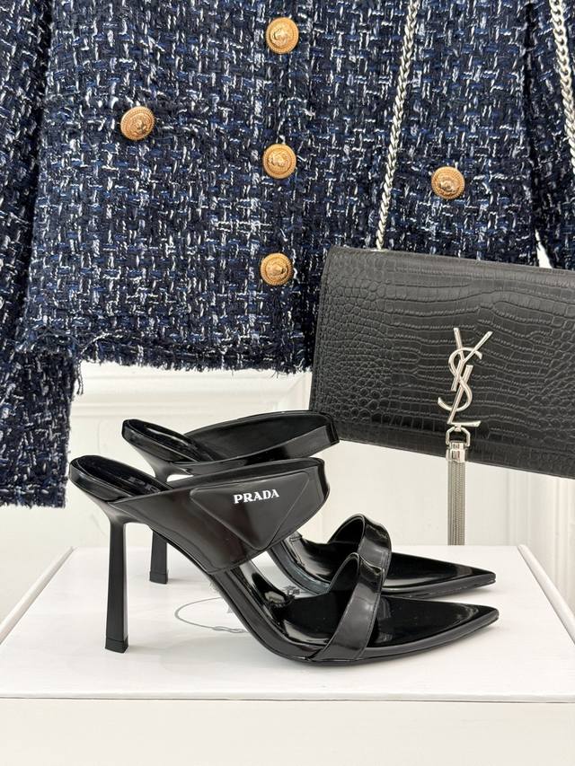 厂价 Prada 普拉达25Wf春夏新品 三角扣尖头高跟凉鞋 经典三角标 可盐可甜巨百搭 三角标Yb开模定制 质感超赞 面料采用原版定制皮料 内里垫脚均为羊皮