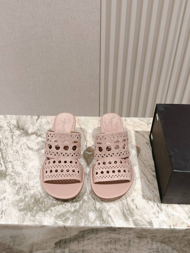 Alaia 网面系列拖鞋新品 以芭蕾的灵动意韵融于日常，以现代笔触刻画舞鞋经典轮廓！ 镂空皮质款拖鞋，从经典日式鞋履汲取灵感，鞋面，简而不繁适合多种造型，步履